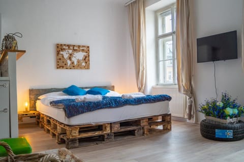 Property building, Bed, TV and multimedia, Bedroom, towels