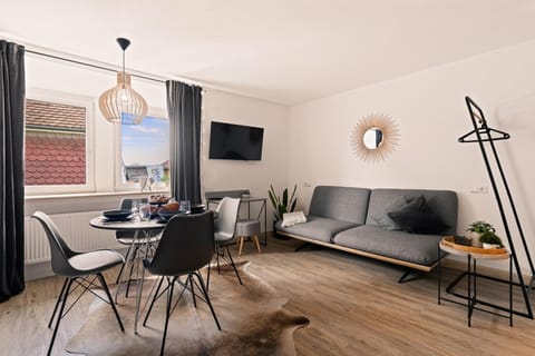 TV and multimedia, Dining area, Food