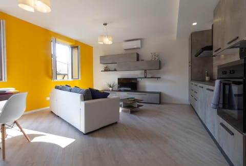 Kitchen or kitchenette, Living room, Seating area, Dining area