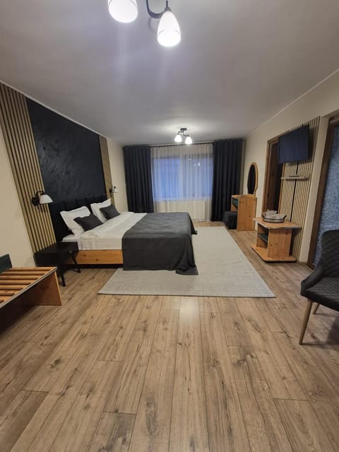 Bed, TV and multimedia, Photo of the whole room, Seating area, Bedroom