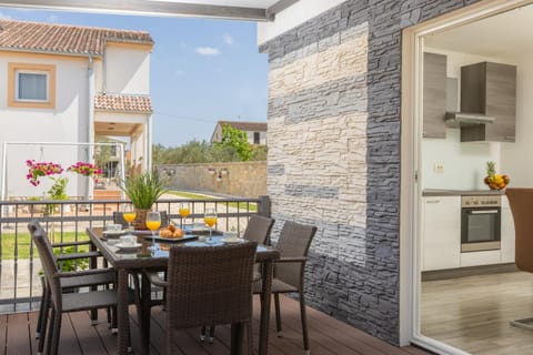 Day, BBQ facilities, View (from property/room), Balcony/Terrace, Kitchen or kitchenette, Food and drinks, Seating area, Dining area, Food, oven, stove