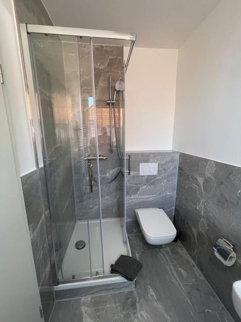 Shower, Toilet, Bathroom, bidet, towels