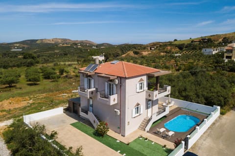 Property building, Facade/entrance, Natural landscape, Hiking, Hiking, Location