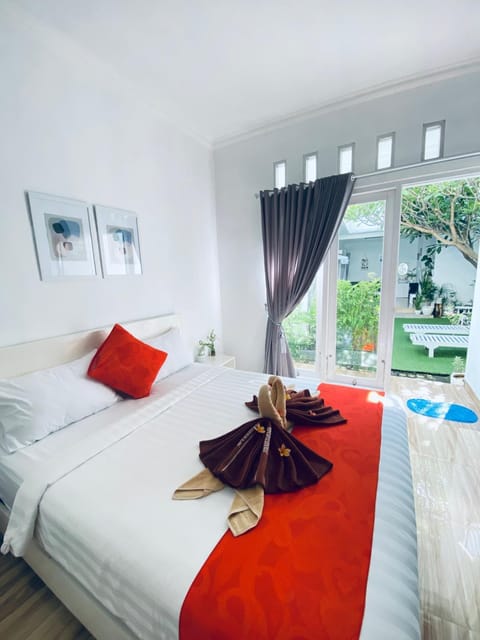 Photo of the whole room, Garden view