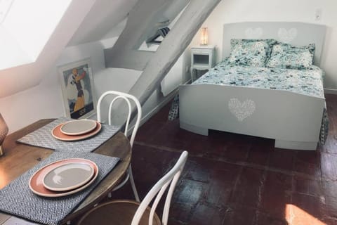 Bed, Dining area