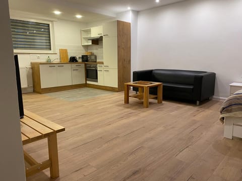 TV and multimedia, Kitchen or kitchenette, Living room, Seating area, Dining area, stove