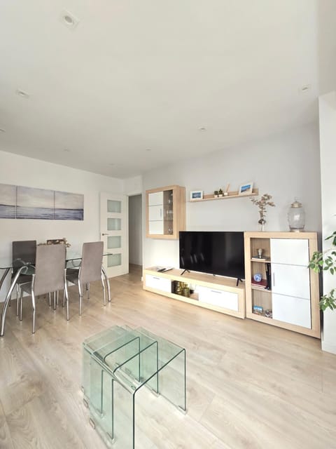 Communal lounge/ TV room, TV and multimedia, Living room, Seating area, Dining area