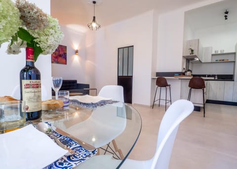 Kitchen or kitchenette, Dining area