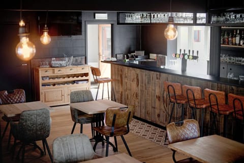 Restaurant/places to eat, Communal lounge/ TV room, Lounge or bar