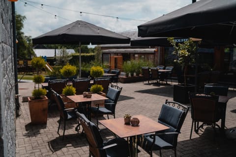 Restaurant/places to eat, Restaurant/places to eat, Balcony/Terrace, Lounge or bar