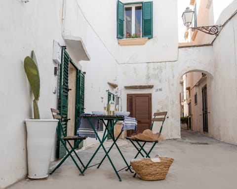 Property building, Facade/entrance, Balcony/Terrace, Street view
