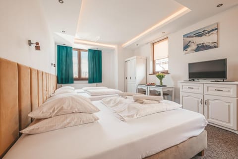 Bed, TV and multimedia, Photo of the whole room, Bedroom, towels, wardrobe