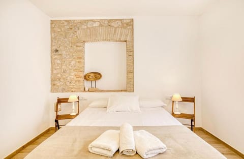 Photo of the whole room, towels