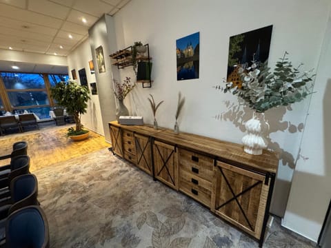 Restaurant/places to eat, Seating area