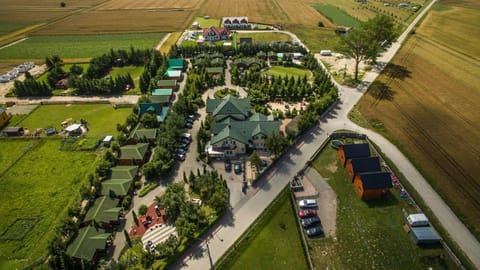 Property building, Spring, Day, Neighbourhood, Natural landscape, Bird's eye view, Garden, Garden view, Street view, Location, Parking