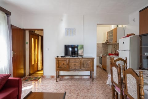 Communal lounge/ TV room, TV and multimedia, Kitchen or kitchenette, Seating area, Dining area