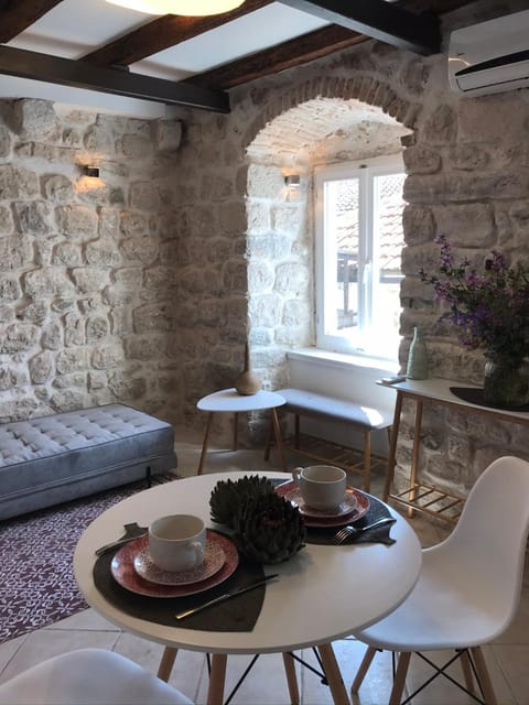 Food and drinks, Dining area, Food