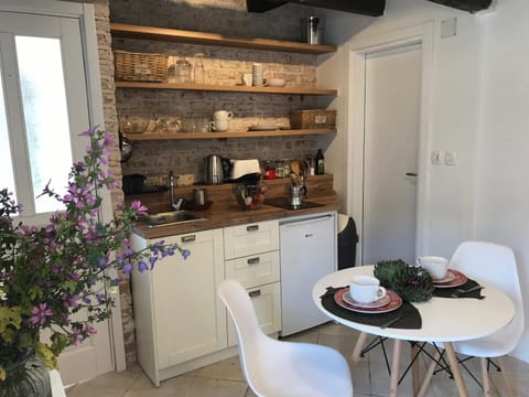 Kitchen or kitchenette, Dining area