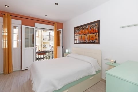 Photo of the whole room, Bedroom
