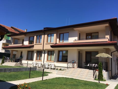 Toilet, Property building, Patio, Day, BBQ facilities, Garden, Seating area