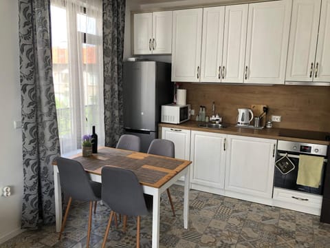 Kitchen or kitchenette, Dining area, Communal kitchen