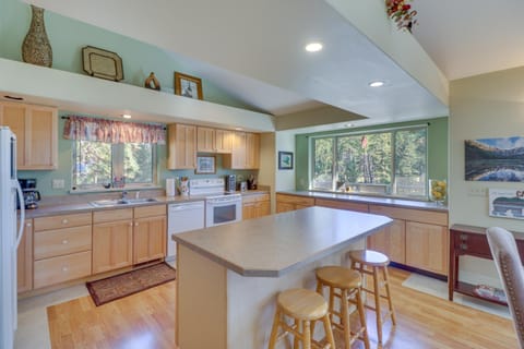 1 Mi to Flathead Lake Bigfork Village Retreat House in Bigfork