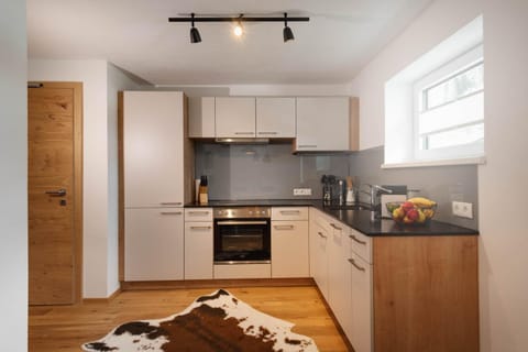 TV and multimedia, Coffee/tea facilities, Kitchen or kitchenette, Living room, Photo of the whole room, Decorative detail, Seating area, Dining area, Mountain view, Family