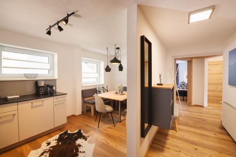 Kitchen or kitchenette, Living room, Photo of the whole room, Decorative detail, Seating area, Dining area