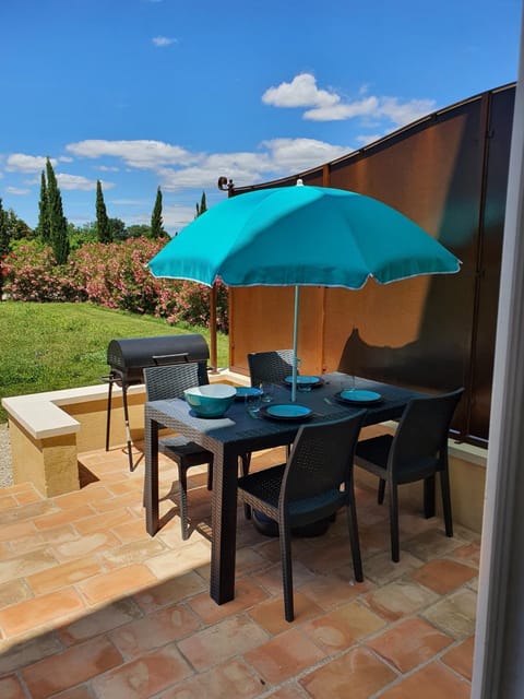Patio, Day, Dining area
