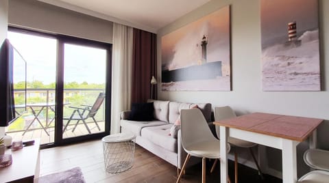TV and multimedia, Living room, Photo of the whole room, Seating area, Dining area
