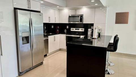 Sunny Isles, beach life! Parking included Apartment in Sunny Isles Beach