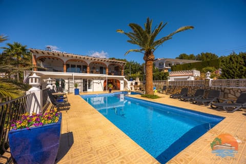 Property building, Day, Pool view, Swimming pool, sunbed