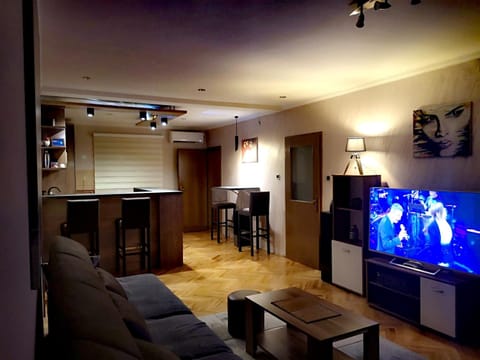 TV and multimedia, Living room, Lounge or bar, Seating area