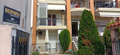Property building, Day, Neighbourhood, Balcony/Terrace, Street view