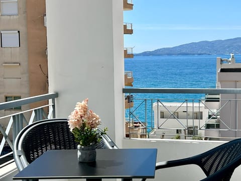 Day, Natural landscape, Balcony/Terrace, Seating area, Dining area, Sea view