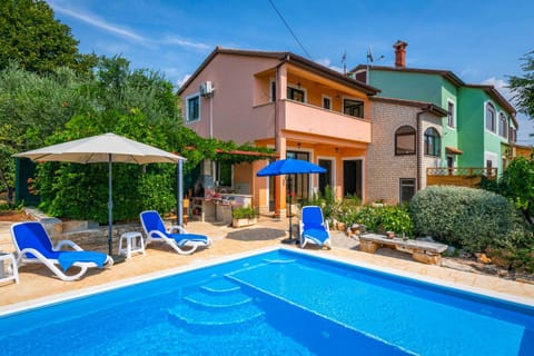 Property building, Balcony/Terrace, Pool view, Swimming pool, Swimming pool