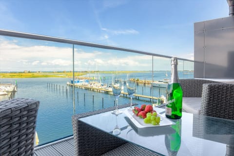 Property building, Neighbourhood, Natural landscape, Balcony/Terrace, Sea view