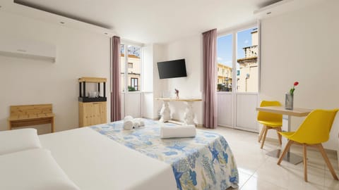 Bed, TV and multimedia, Balcony/Terrace, Photo of the whole room, Seating area, Bedroom