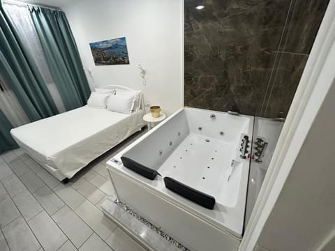 Bed, Hot Tub, Spa and wellness centre/facilities, Photo of the whole room, Bedroom, Bath