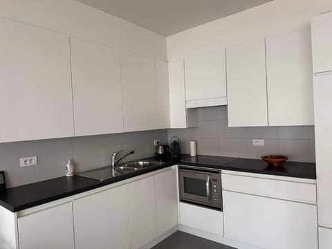 Coffee/tea facilities, dishwasher, oven, stove, toaster, kitchen