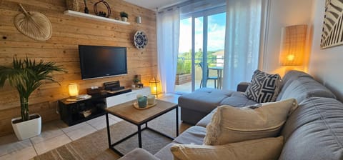 Communal lounge/ TV room, Living room, Seating area
