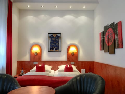 Bed, Photo of the whole room, Seating area, Bedroom