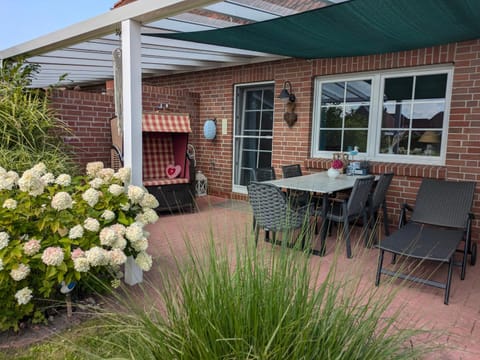 Property building, Balcony/Terrace, Garden view