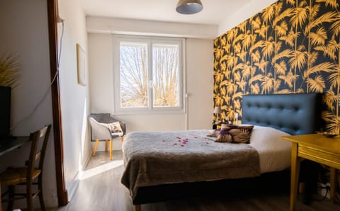 Bed, TV and multimedia, Bedroom