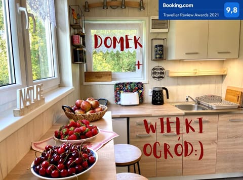Coffee/tea facilities, Kitchen or kitchenette, Dining area, Food, Certificate/Award