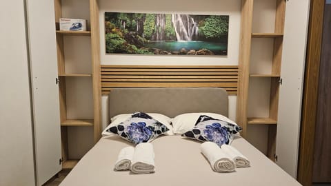 Staff, Bed, People, Photo of the whole room, Bedroom, furniture, towels