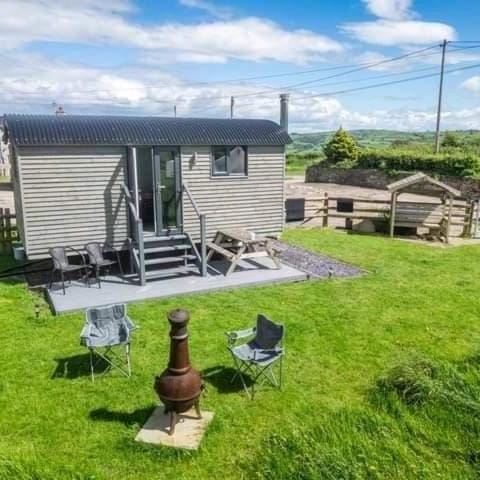Cwtch Winnie Shepherd's Hut- Pen Cefn Farm Holiday Campground/
RV Resort in Wales