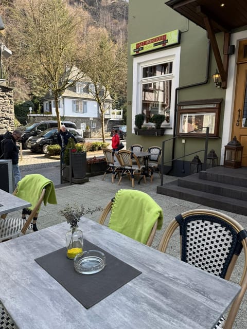 Property building, Restaurant/places to eat, Location