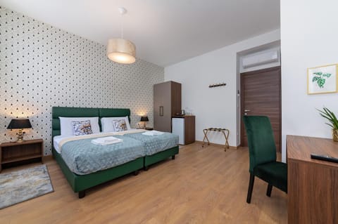 TV and multimedia, Photo of the whole room, Decorative detail, Seating area, Bedroom, Non alcoholic drinks