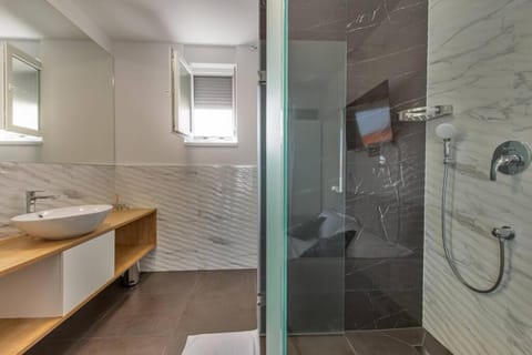 Shower, Toilet, Day, Bathroom, Decorative detail, Time of day